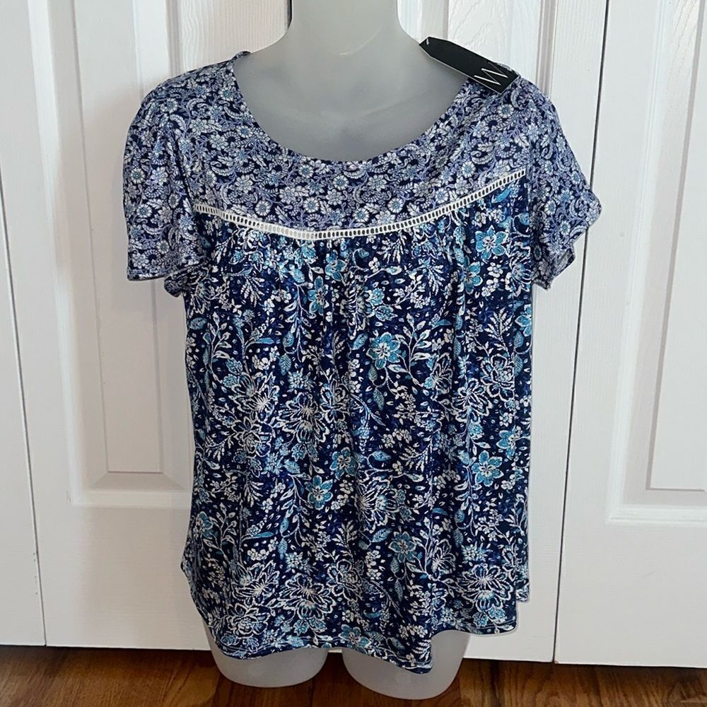 Floral Blue White Wrapper Soft Short Sleeve Tee Blouse Shirt Top Medium M NWT